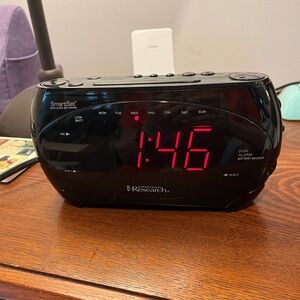 Emerson Research smart set dual alarm clock radio.